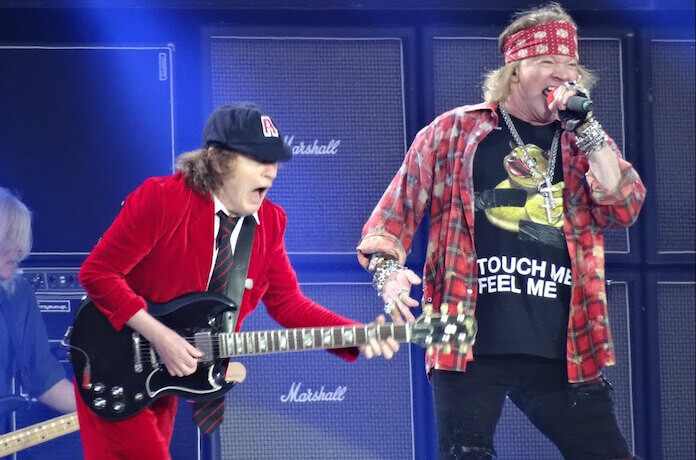 Axl Rose no palco, substituindo o vocalista do AC/DC, ao lado de Angus Young
