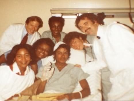 Michael Jackson com familiares, no hospital