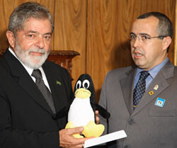 Lula em foto com o mascote Tux