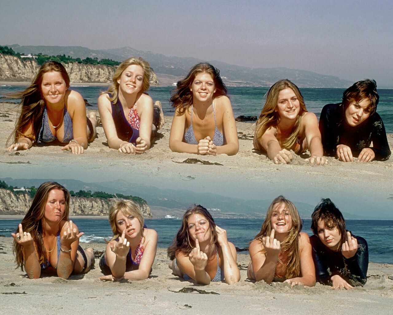 Montagem de duas fotos das integrantes do The Runaways, em cenário de praia, sendo que em uma delas estão sorrindo, e na outra estão em atitude agressiva para a câmera