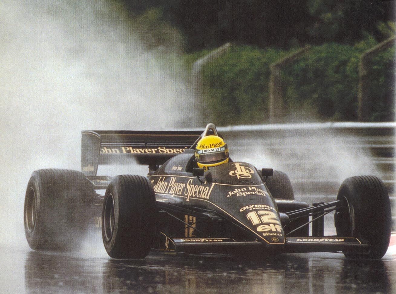 Senna, de capacete amarelo, pilotando sua Lotus na chuva