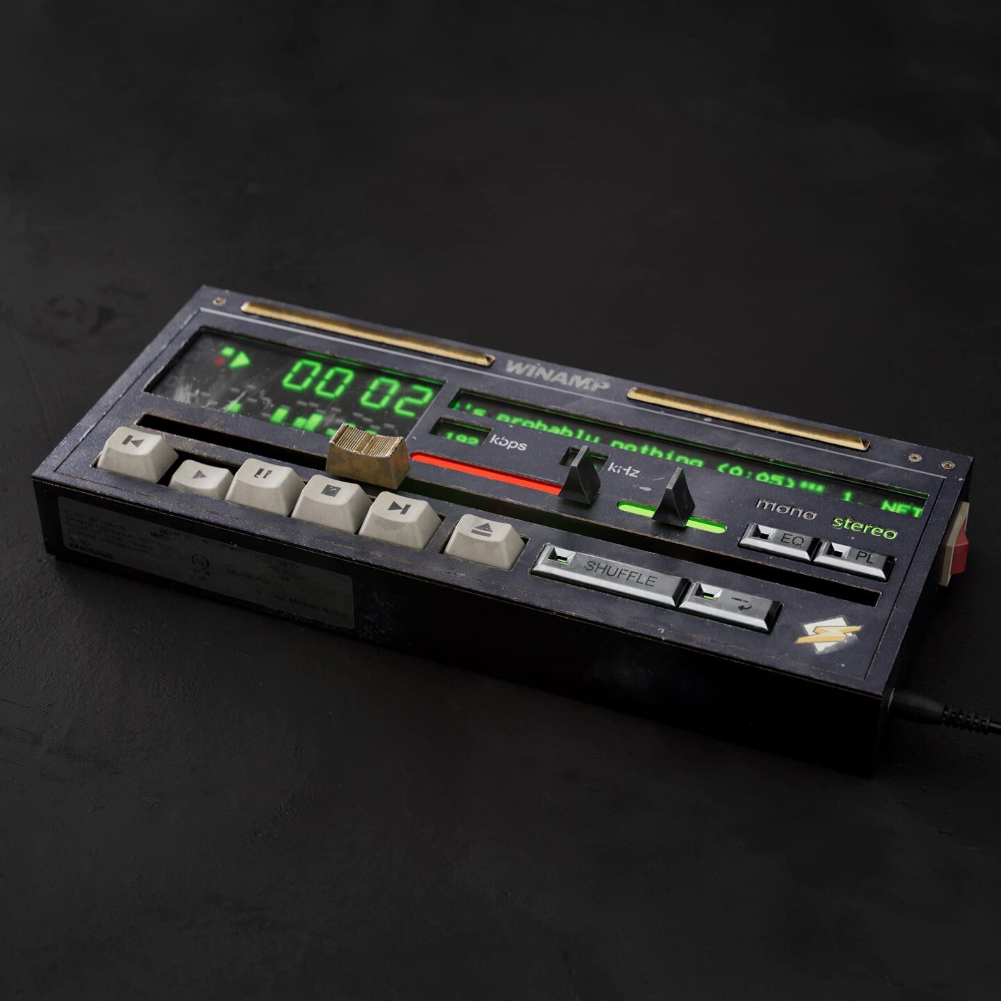 Visualização artística da interface do Winamp como um objeto físico