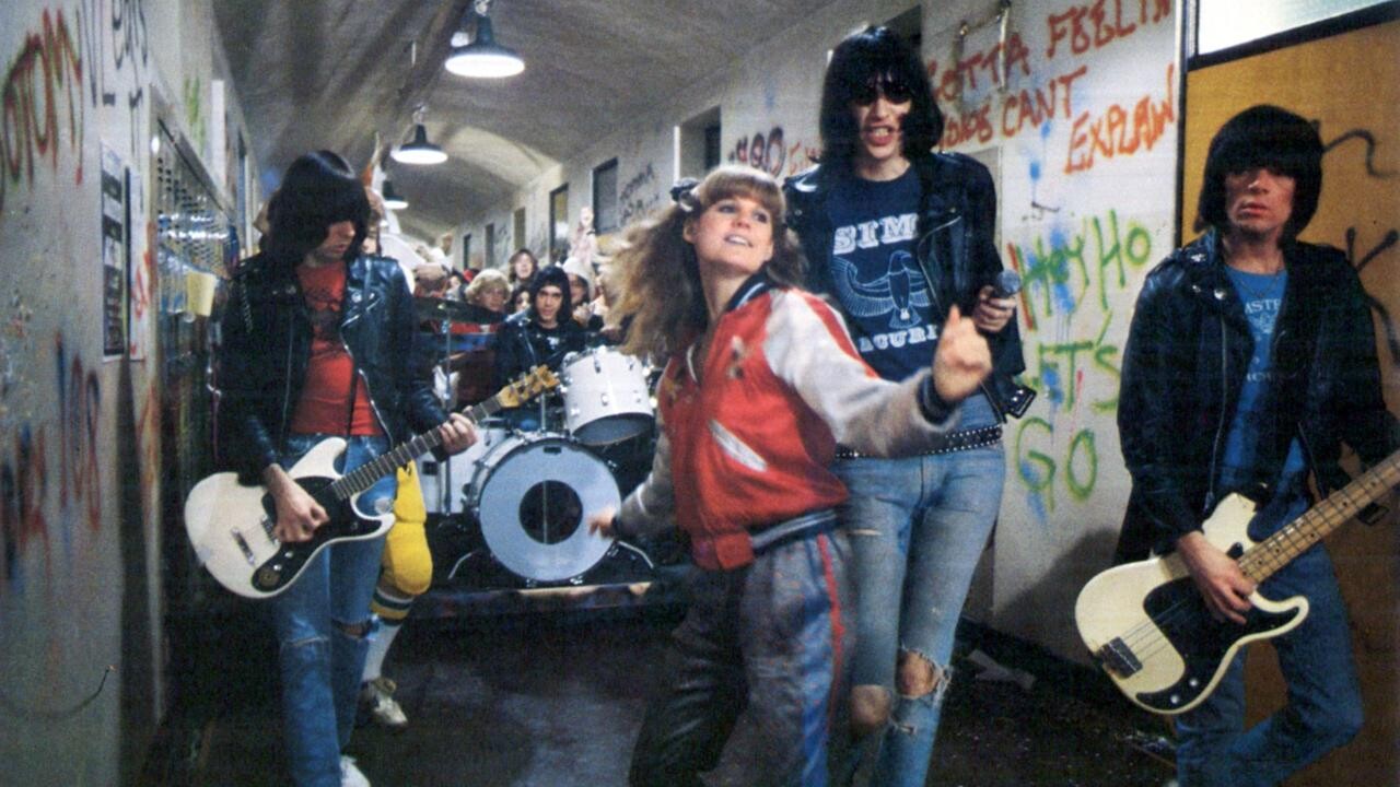 Cena com os Ramones em corredor da escola em 'Rock and Roll High School'