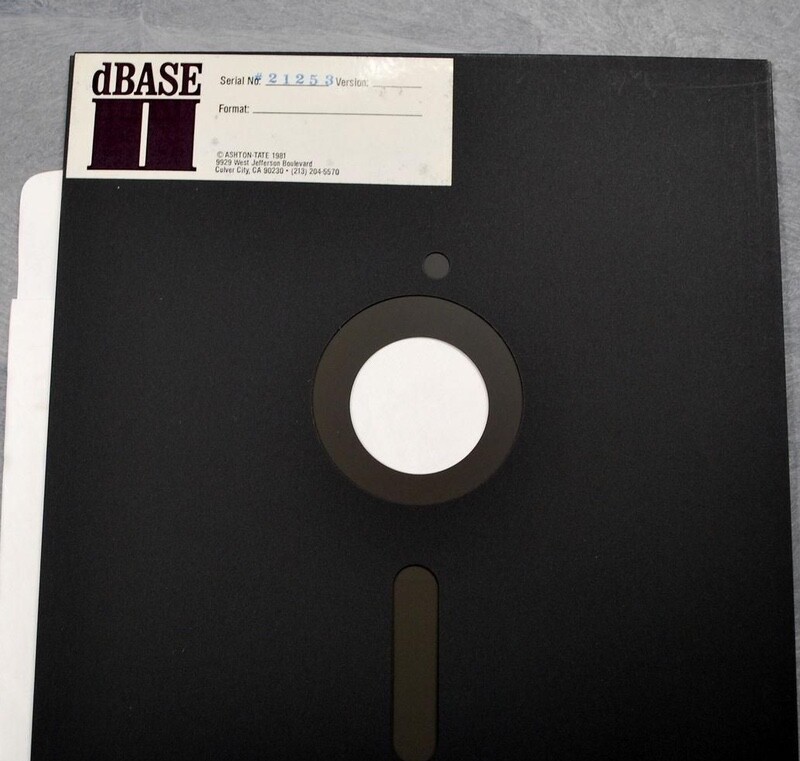 Disquete de 8 polegadas com etiqueta do dBase II e número de série carimbado