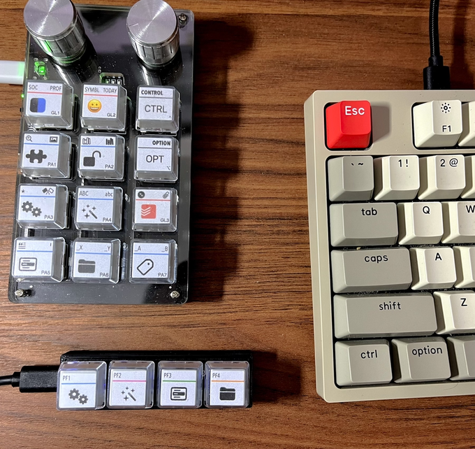 Minha bancada com 3 teclados, incluindo um teclado programável de 4 teclas