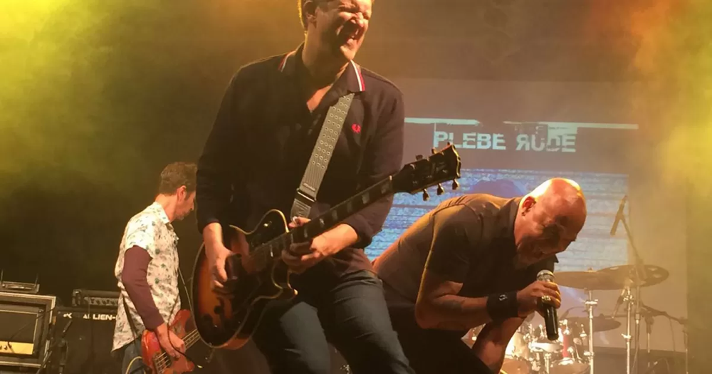 Foto da banda Plebe Rude no palco