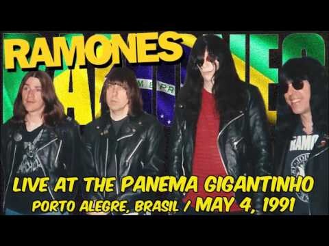 Ramones com logo da banda em cores brasileiras e identificação alusiva ao show em Porto Alegre