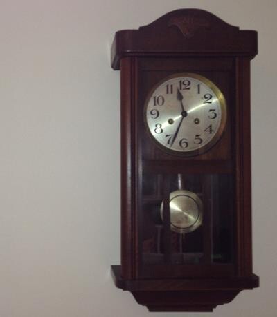 Relógio do meu avô, na parede da minha casa, marcando 11:34