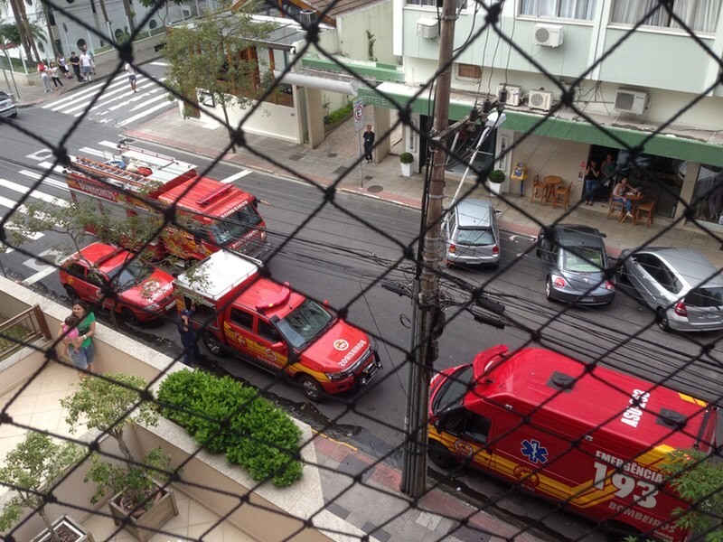 uma ambulância e 3 viaturas de bombeiros em frente à minha antiga sacada