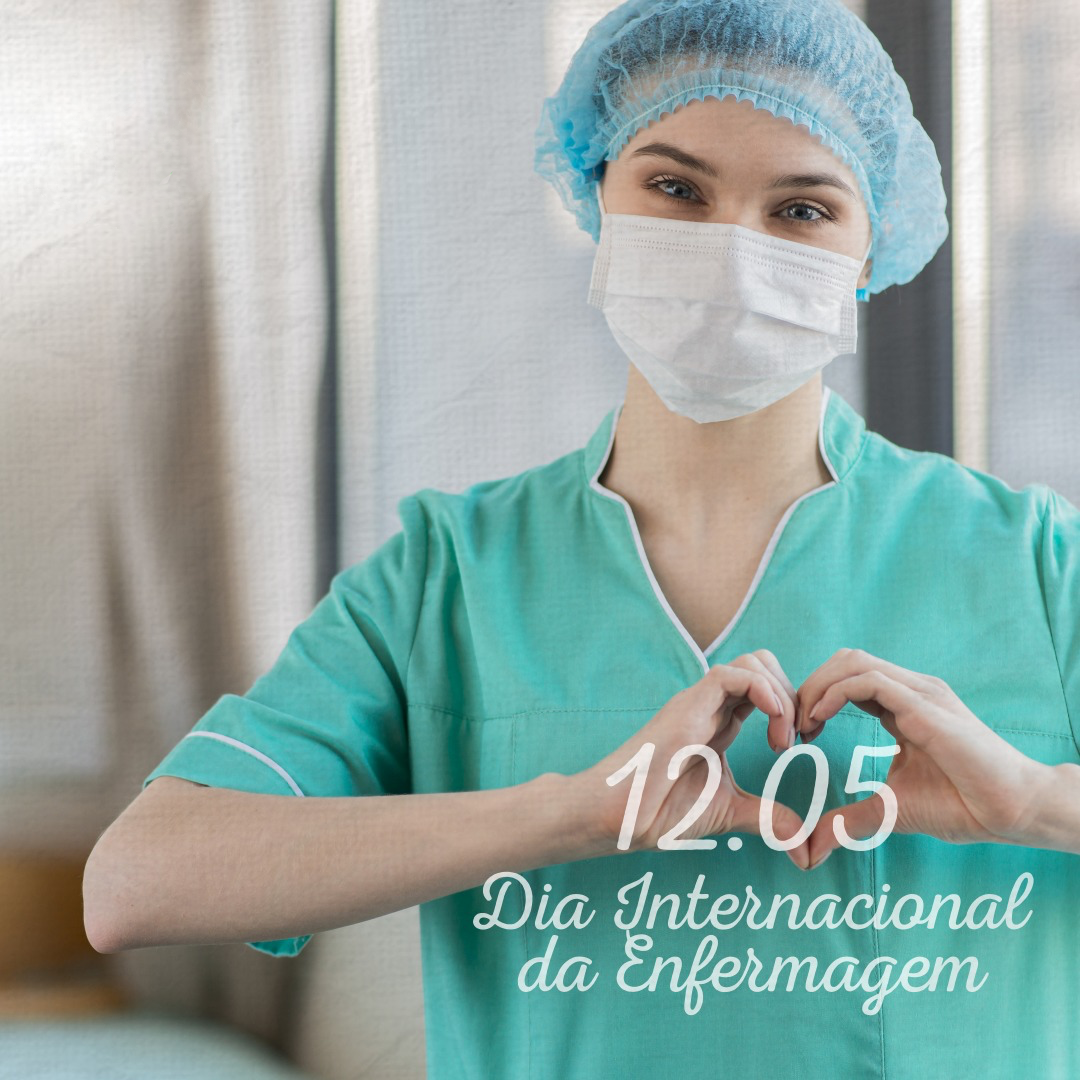 Enfermeira fazendo gesto de afeto com as mãos