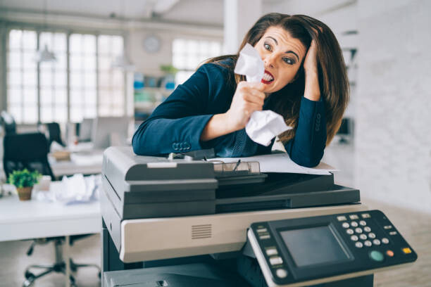 foto de uma mocinha com raiva da impressora dela