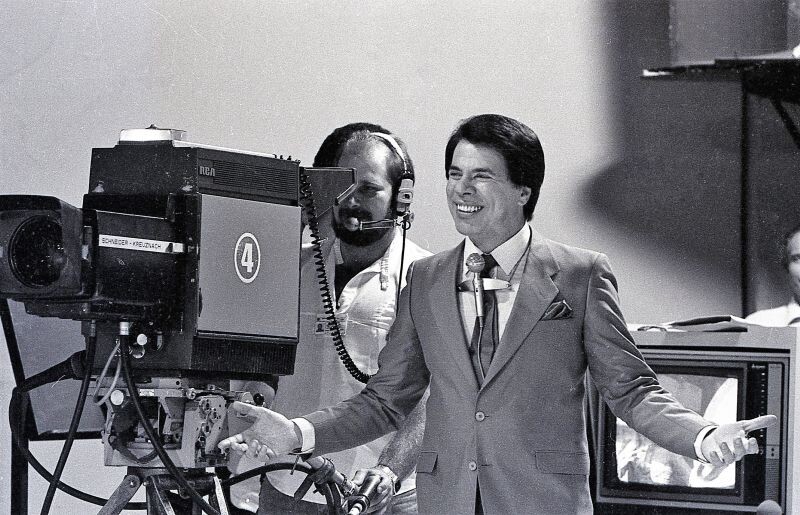 Foto em preto e branco de Sílvio Santos em estúdio de gravação