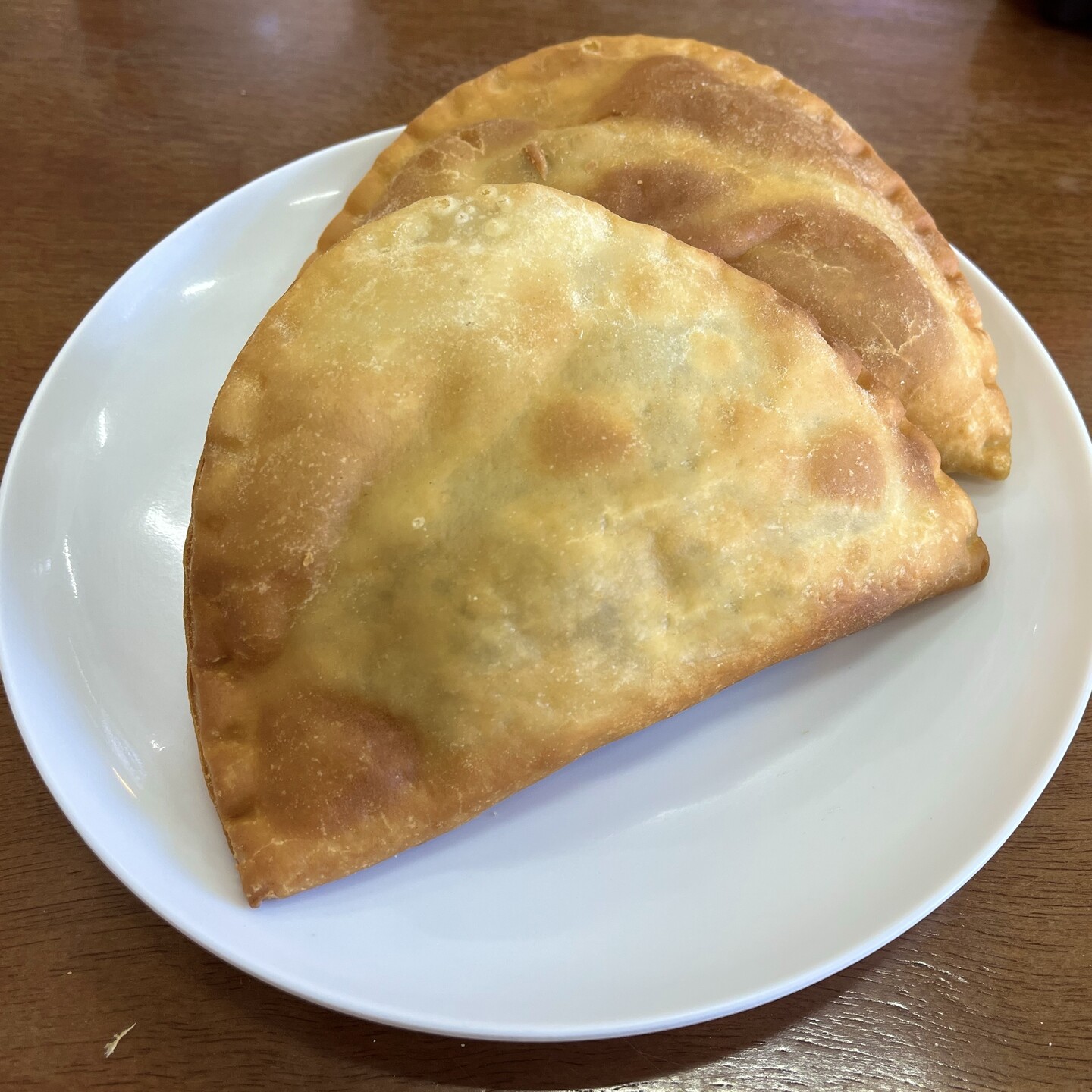 Um prato com 2 pastéis 