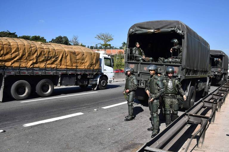Tropas envolvidas na desobstrução das estradas em 2018