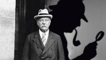 Conan Doyle posa para a foto, e a sombra projetada é a de Sherlock Holmes