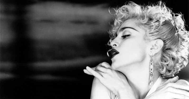 Madonna mandando beijinho no ombro no clip de Vogue