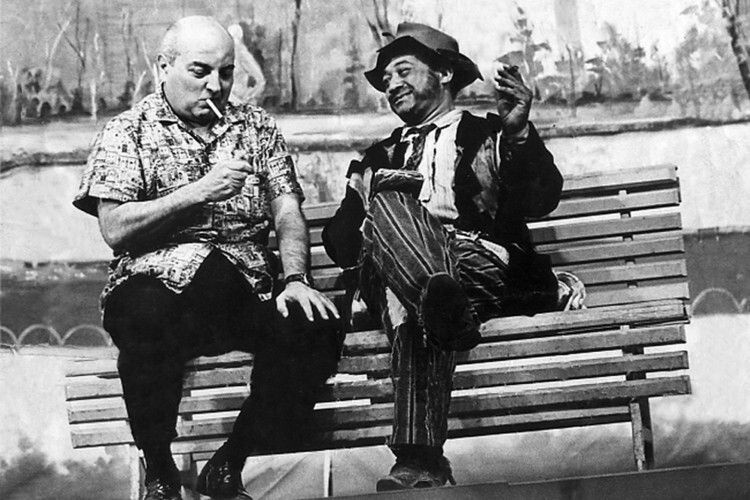 Manoel da Nóbrega no banco da Praça original