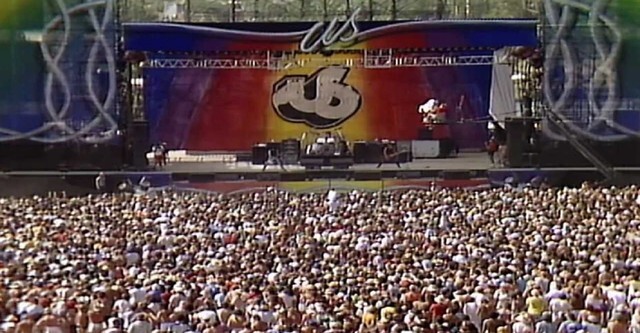 Platéia em frente ao palco do festival