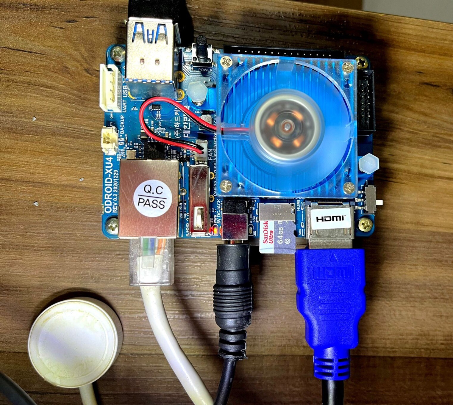Uma placa Odroid-XU4 conectada a um cabo HDMI, um de alimentação, e um de rede