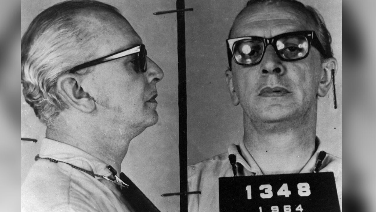 Mario Lago em foto de identificação policial, de perfil e de frente