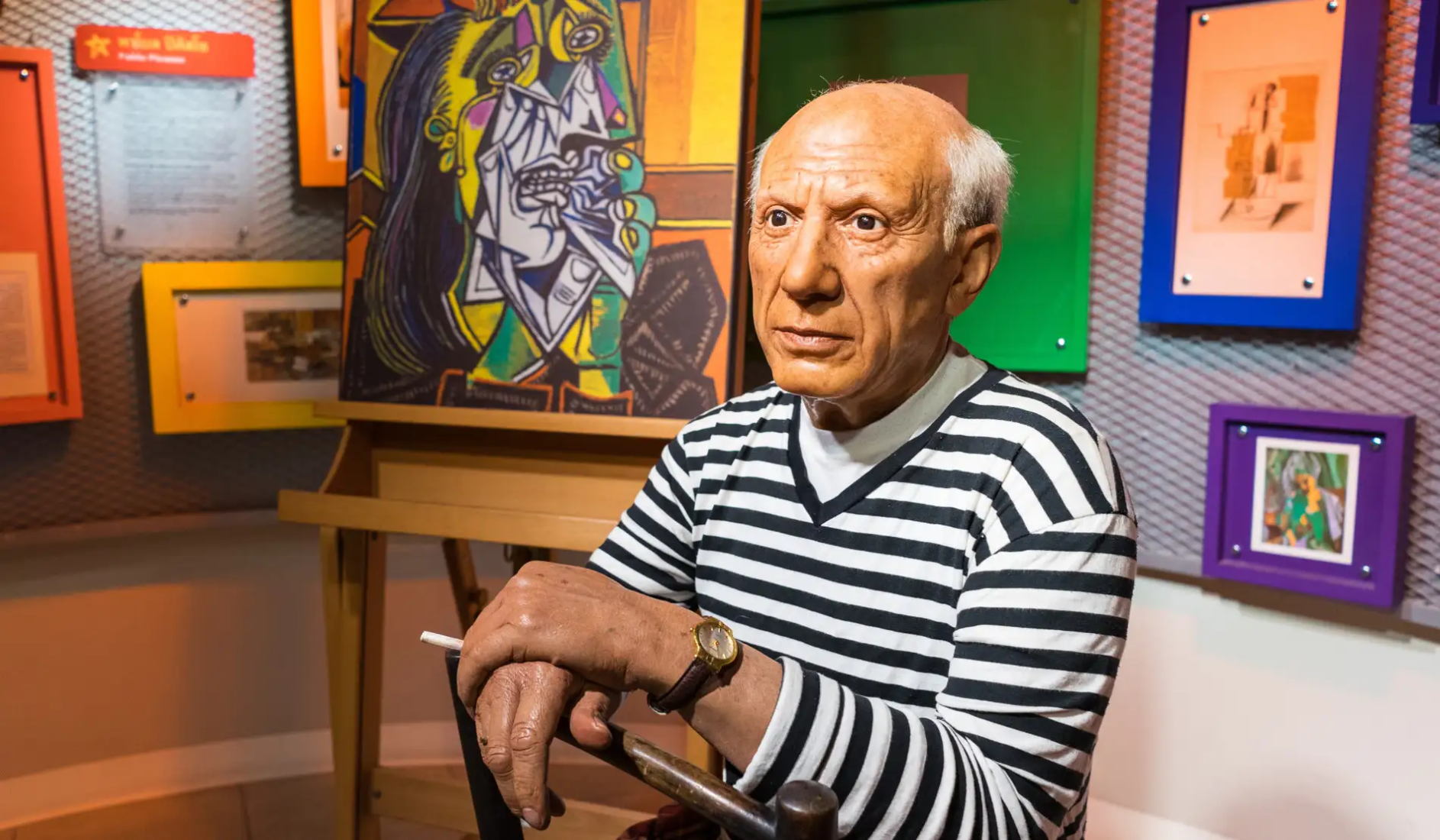 Pablo Picasso em meio a telas