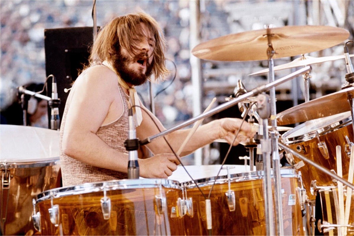 John Bonham no palco, com seu instrumento