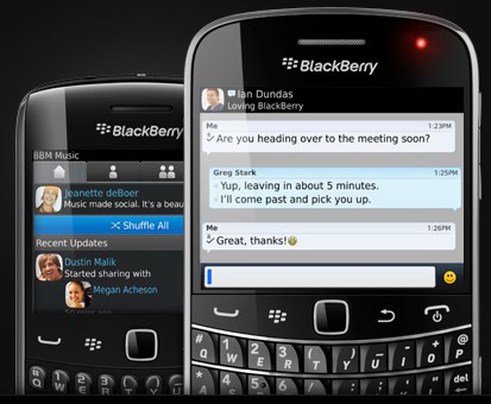 Aparelhos BlackBerry trocando mensagens via BBM