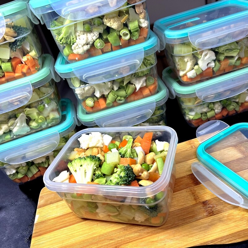 Vegetais picados, em 9 embalagens plásticas de porções individuais mistas.