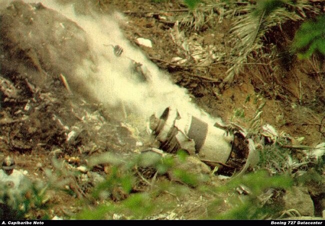 Destroços fumegantes durante o resgate