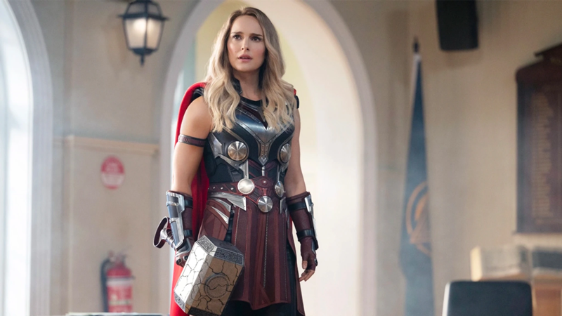 Natalie Portman empunha o martelo de Thor em Love and Thunder.