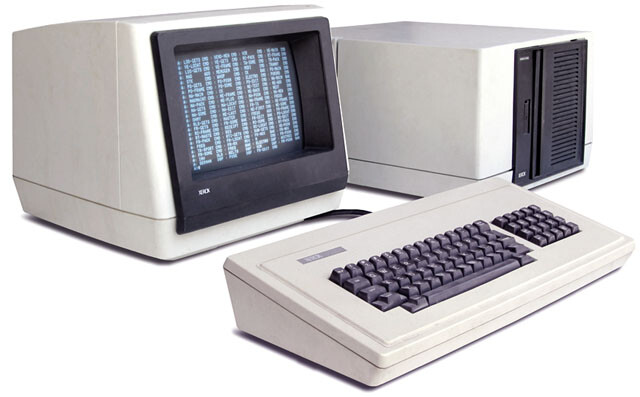 Um dos modelos do Xerox 820, com teclado, monitor, e CPU + disk drives