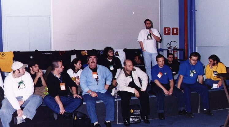 Sentados no palco, da esquerda para a direita:<br><br>À frente: RootSh, Leonardo M Vaz, Júlio Neves, Marcelo Gondim, Hélio Castro, Maragato, Deive Kuhn. Atrás: Kov, Aurélio Jargas (eclipsado pelo LMVaz), Sulamita Garcia, Acidbase (eclipsado pelo Júlio Neves), Piter Punk, Jambrão, Rafael Jeffman (de pé), Augusto Campos, Rubens Queiroz (eclipsado pelo Maragato).