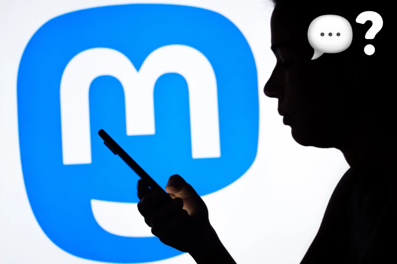 Silhueta de pessoa com o celular em mãos e com figuras expressando dúvida sobre a autoria de uma mensagem, em frente ao logotipo do Mastodon