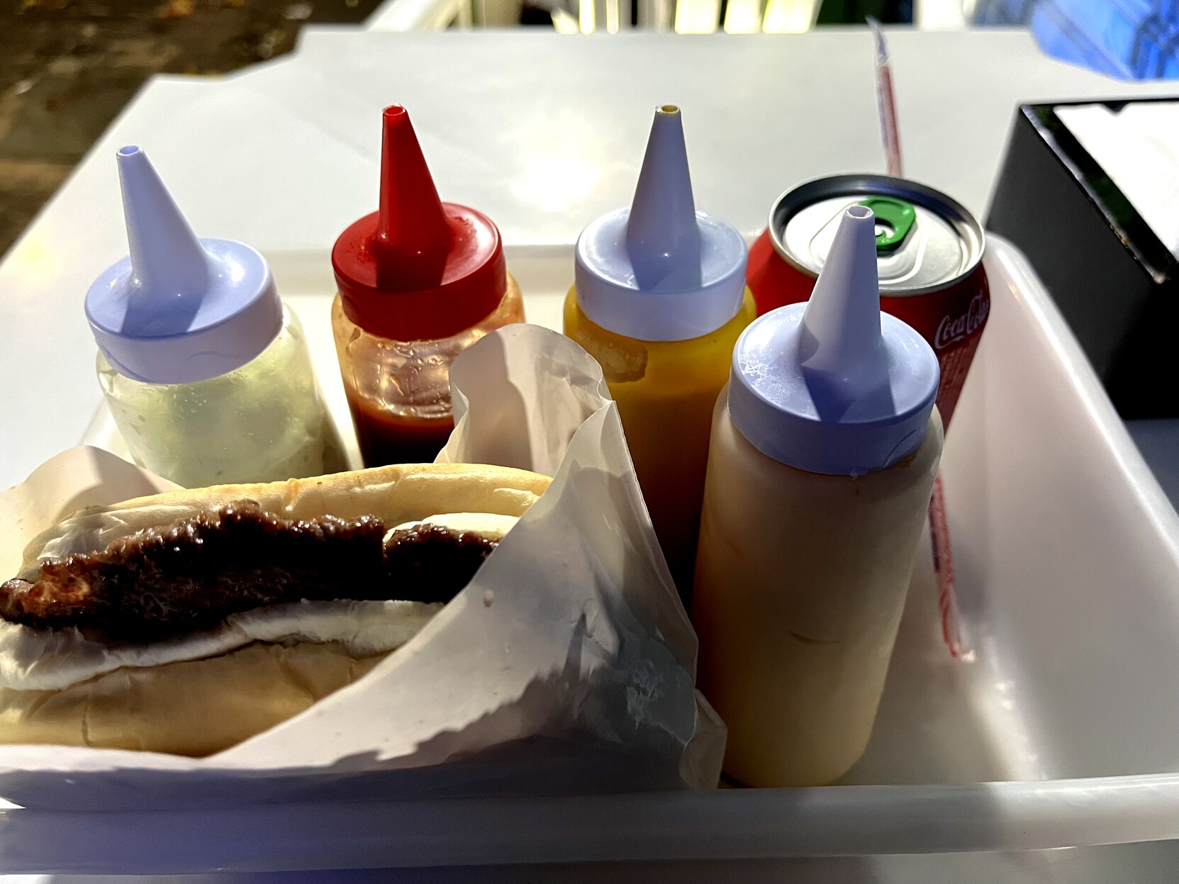 Hambúrguer, bisnagas de molho e coca-cola