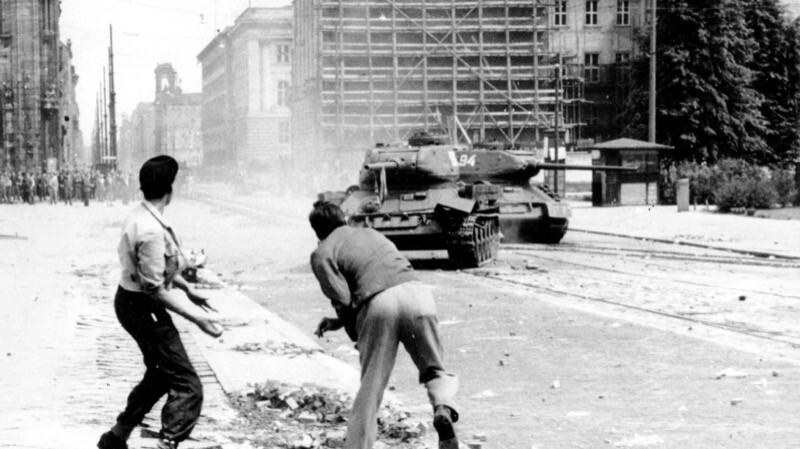 Tanques contra piquetes na então Berlim Oriental