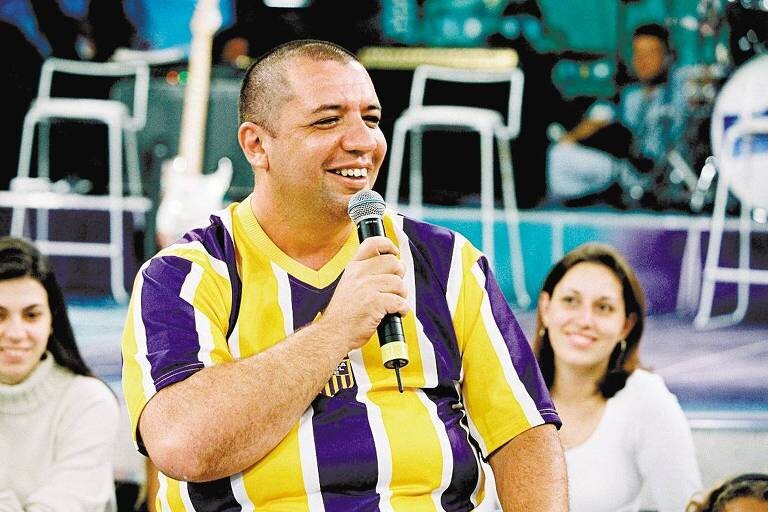 Bussunda sorri em entrevista em auditório