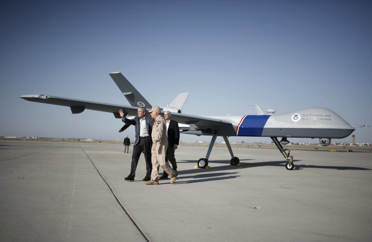 George W. Bush inspeciona drone militar