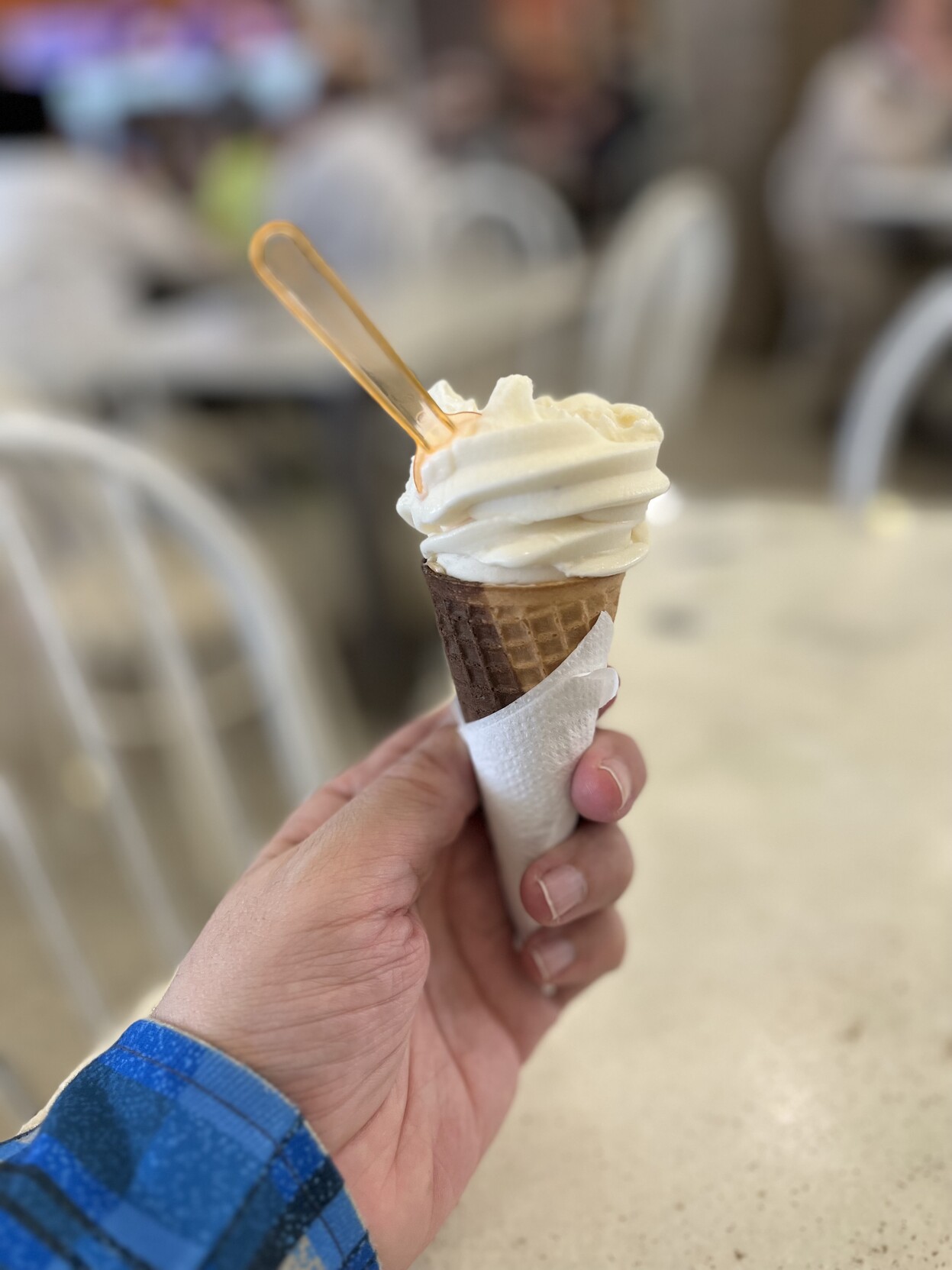 Minha mão segurando um sorvete de casquinha 