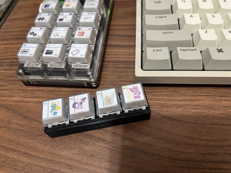 um teclado de atalhos com 4 teclas de bichinhos coloridos