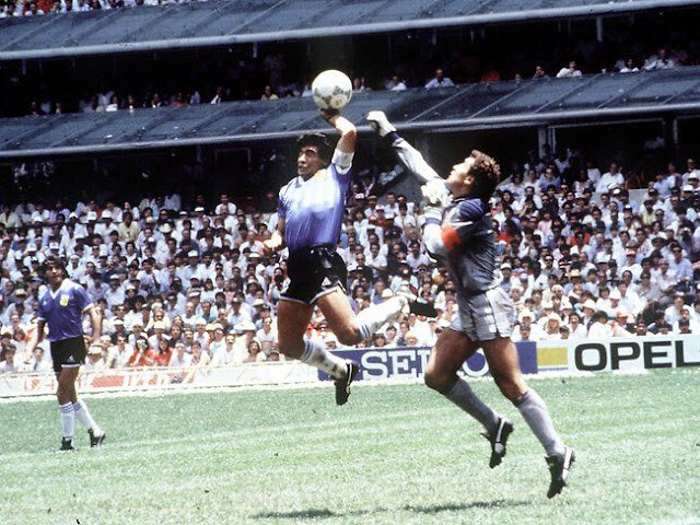 Lance do gol de mão que o juiz validou como cabeçada.