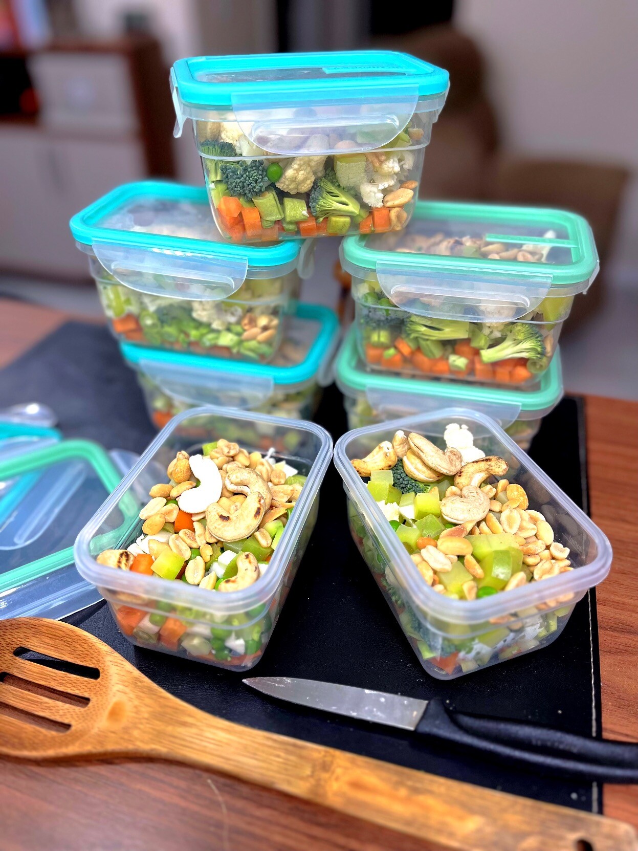 7 potes herméticos com os legumes cortados e castanhas enumerados na descrição da foto anterior nesta thread.