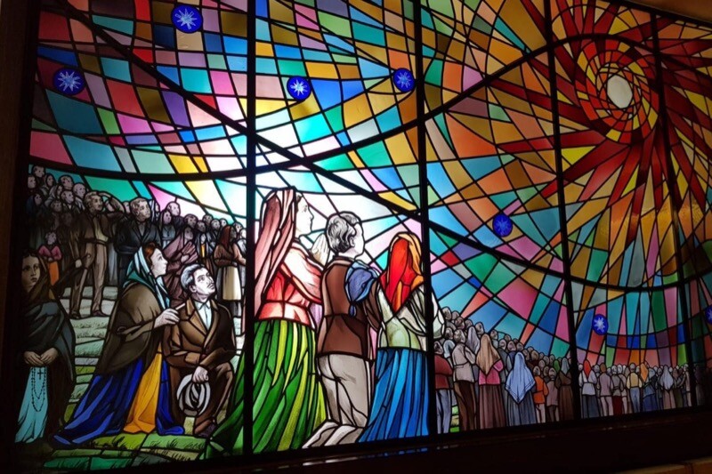 Vitral celebra as aparições de Fátima