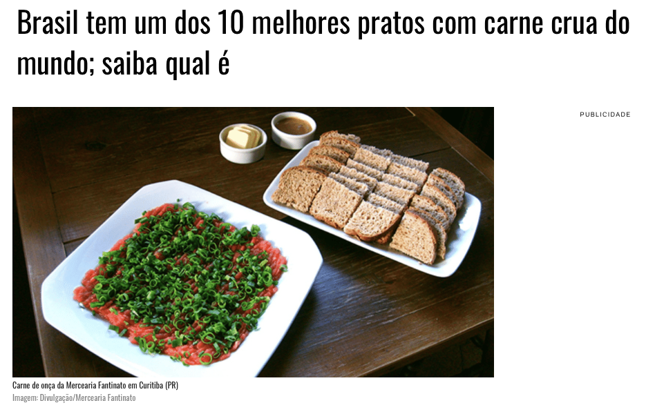 Título: Brasil tem um dos 10 melhores pratos com carne crua do mundo; saiba qual é<br><br>Foto de um prato de carne de onça coberto com cebolinha picada, porção de pães, e 2 molhinhos<br><br>Legenda: Carne de onça da Mercearia Fantinato em Curitiba (PR)<br>