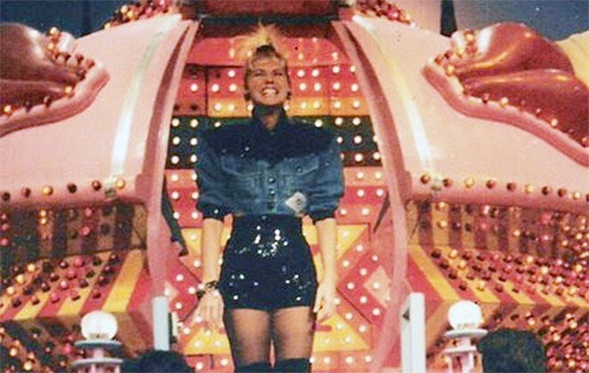 Xuxa desembarca da nave em seu cenário