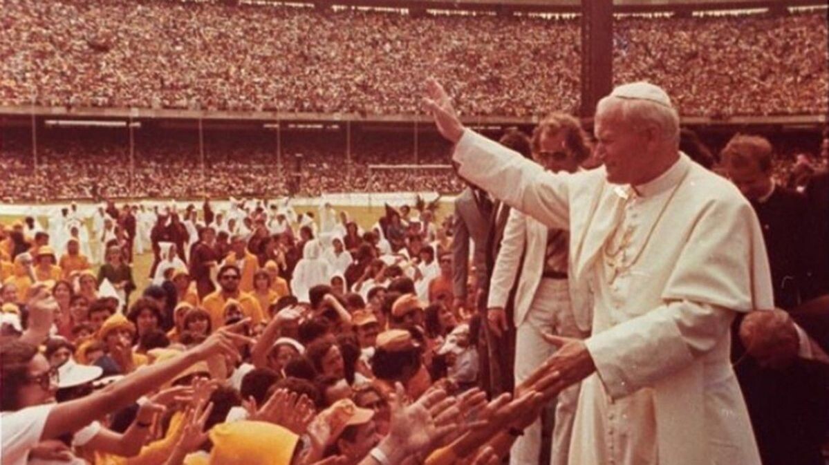 João Paulo II em estádio lotado