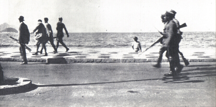 Amotinados caminham por Copacabana