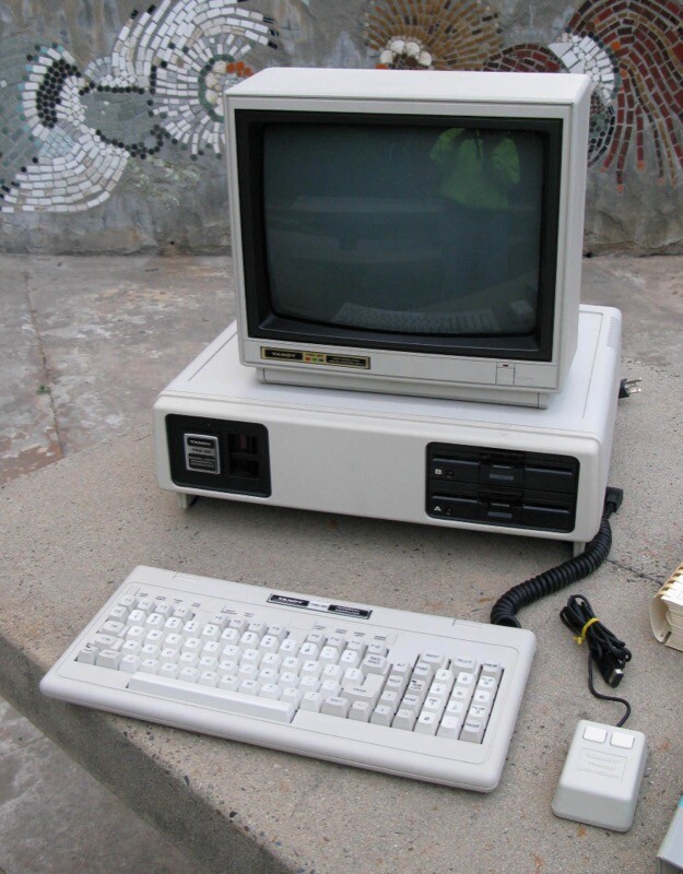 Um TRS-80 modelo 2000, um quase-PC