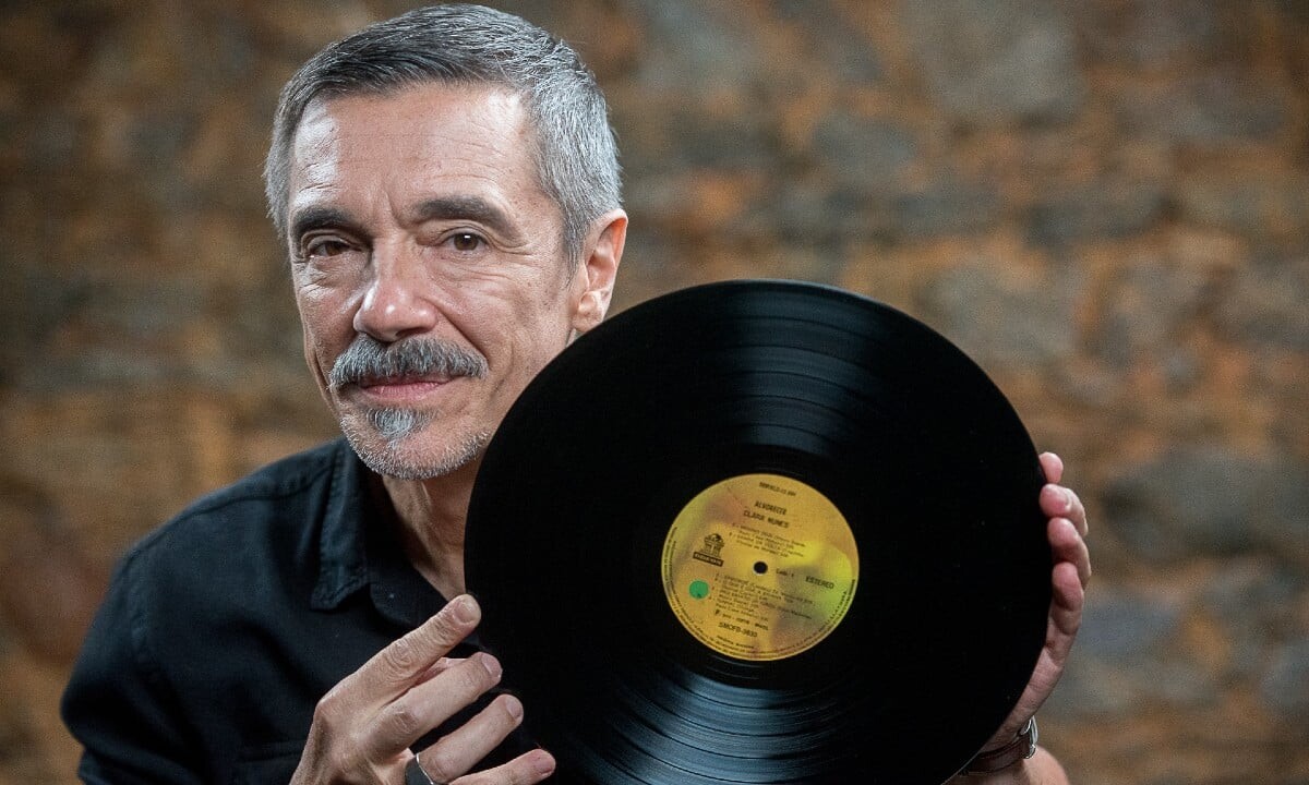 Charles Gavin segura um LP