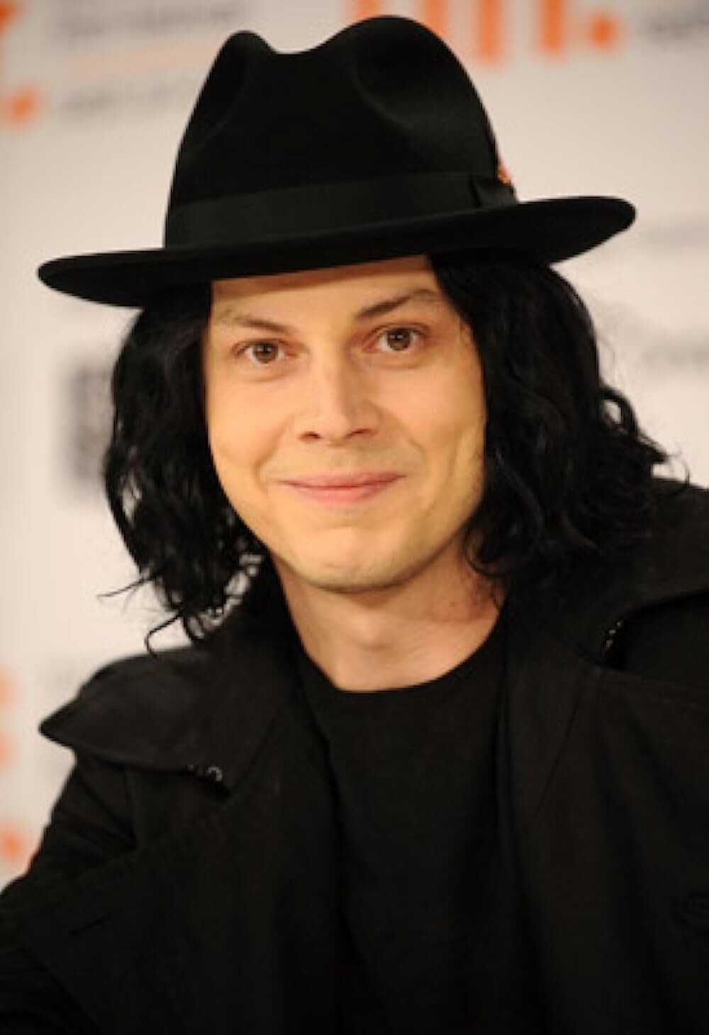 Jack White, de roupa e chapéu pretos