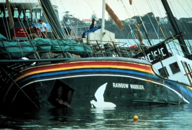 O Rainbow Warrior adernado, e ainda atracado, após a explosão